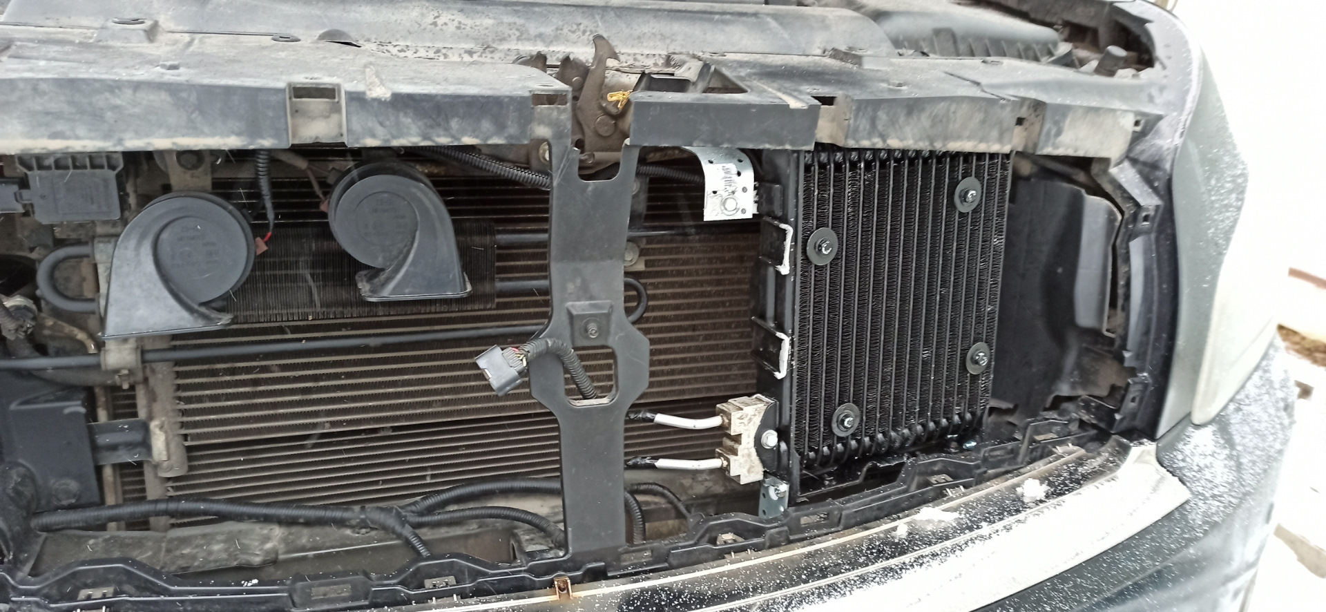 Радиатор акпп с вентилятором. Радиатор акпп qx56. доп радиатор акпп ниссан. доп радиатор на акпп форестер сф5.