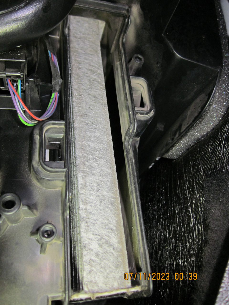 Б/Ушный салонник Pilenga FA-P 0443-C пробежавший 10371км сразу после демонтажа крышки. Судя по ровной боковине, в корпусе он всё же уплотнялся приемлемо — Lada Vesta SW (1G). Запчасти на фото: FAP0443C