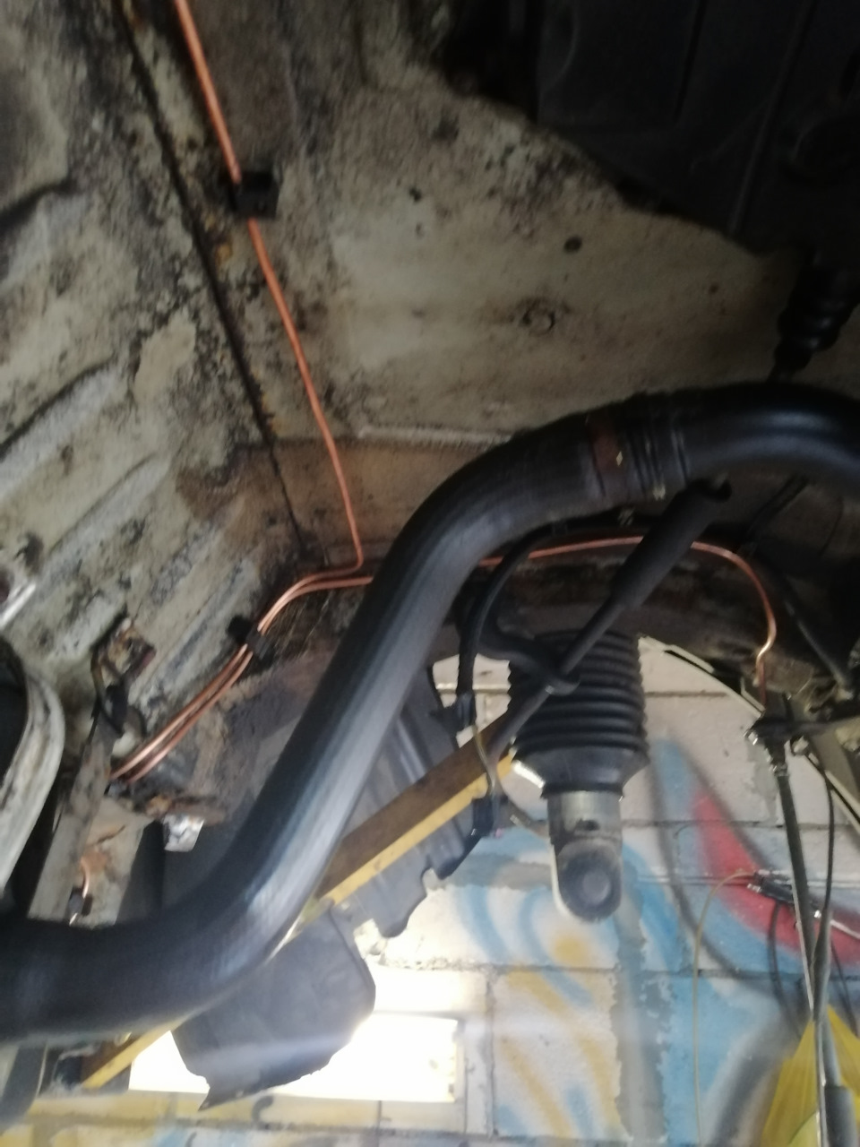 Заодно тормозные трубки новые протянули — BMW 7 series (E65/E66)