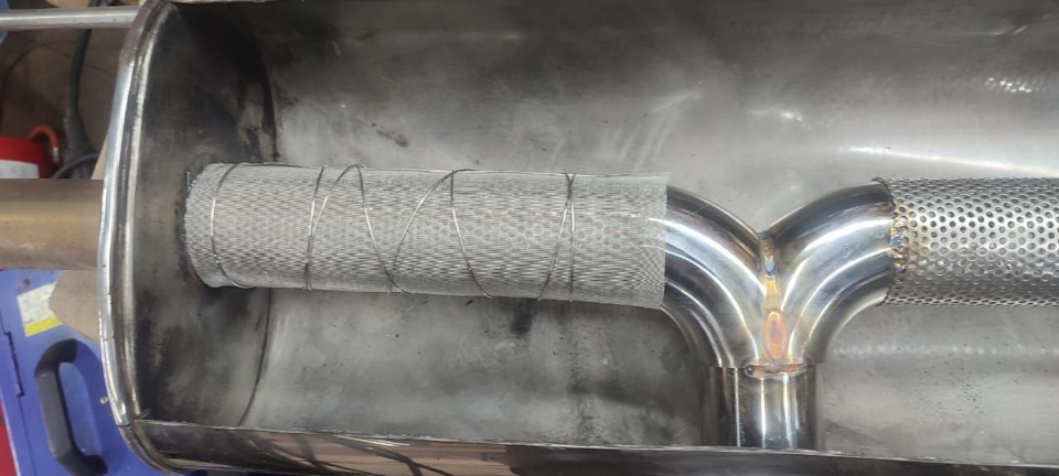 внутренние трубы внутри сделали больше чем было, звук из-за это стал басовитее — Mazda CX-5 (1G)