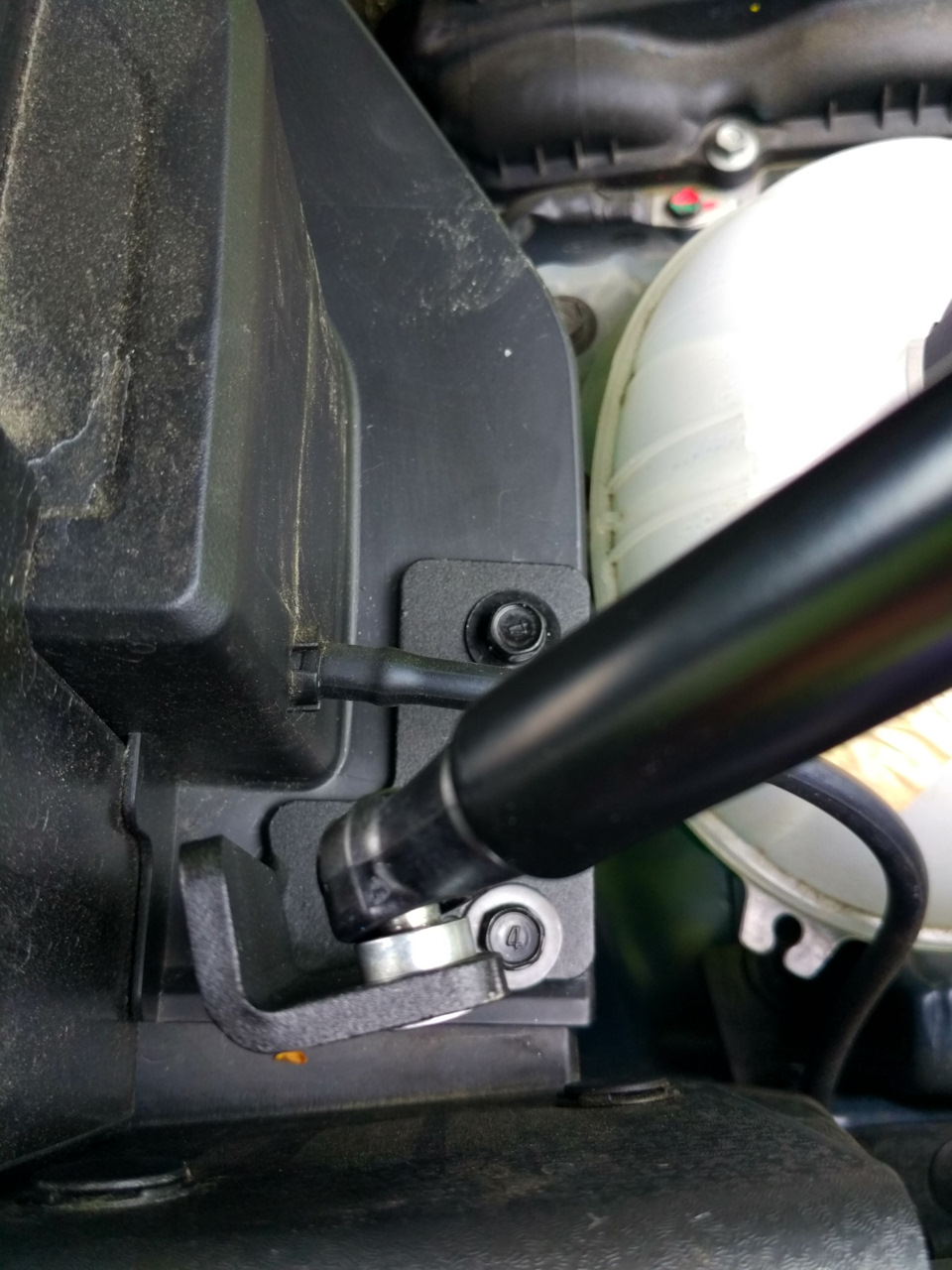 Установка амортизаторов капота Sportage QL — KIA Sportage (4G), 2 л ...