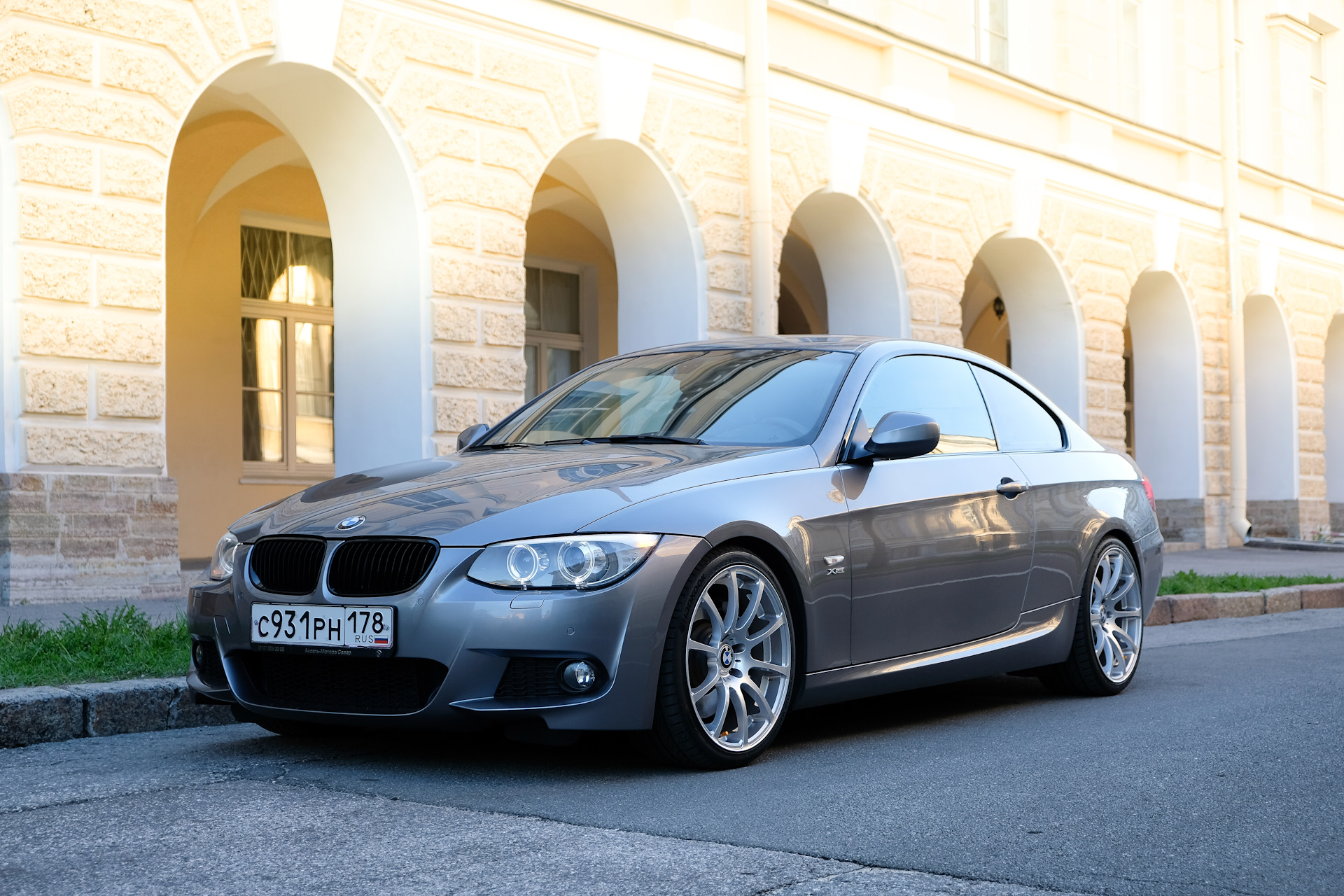 Стали машин. BMW 3 Series e92 Coupe. BMW 3 Series Coupe 2012. BMW 5 Series купе. Машина днем.