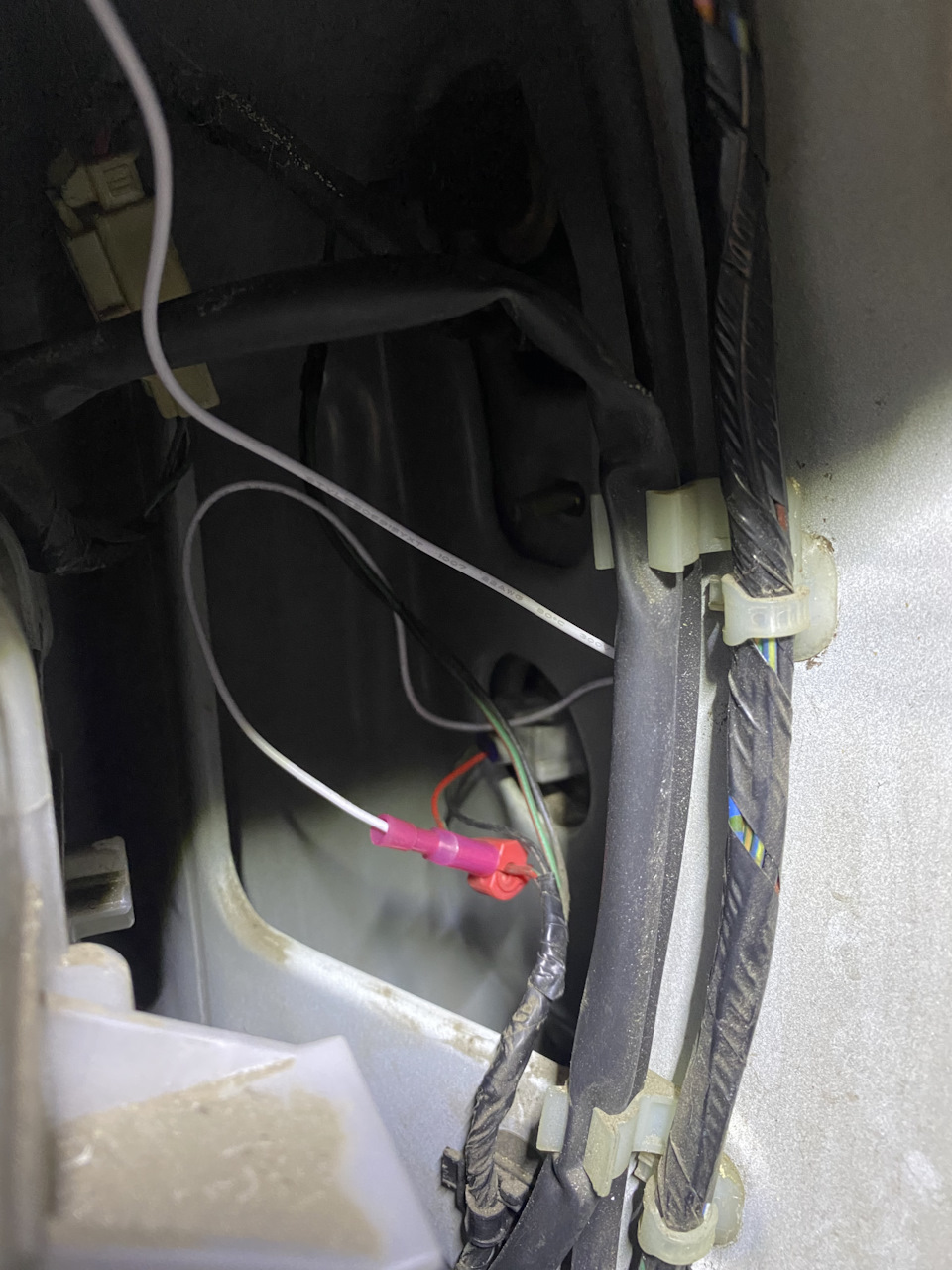 Врезал провод к плюсовому заднего хода. — Mitsubishi Grandis