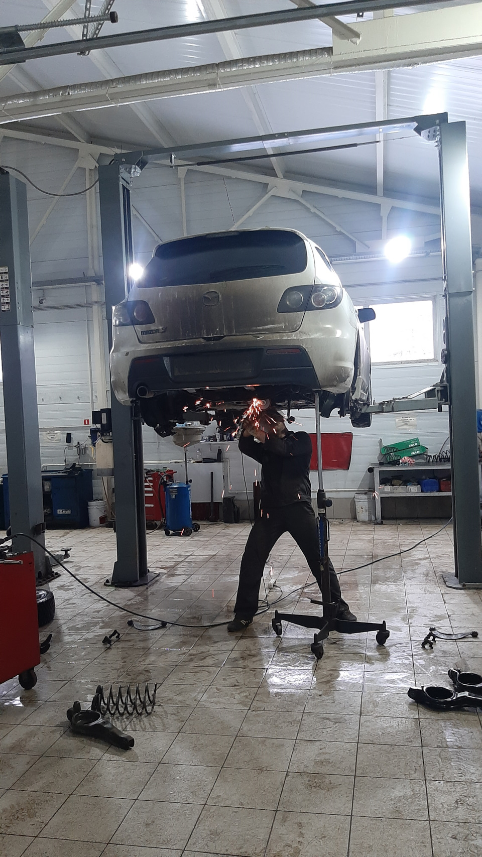 Переборку осуществили на подъемнике, балку не демонтировали. Развальные болты пришлось срезать. Новые обработал Мовилем, но результат при следующем демонтаже все равно известен. — Mazda 3 (1G) BK