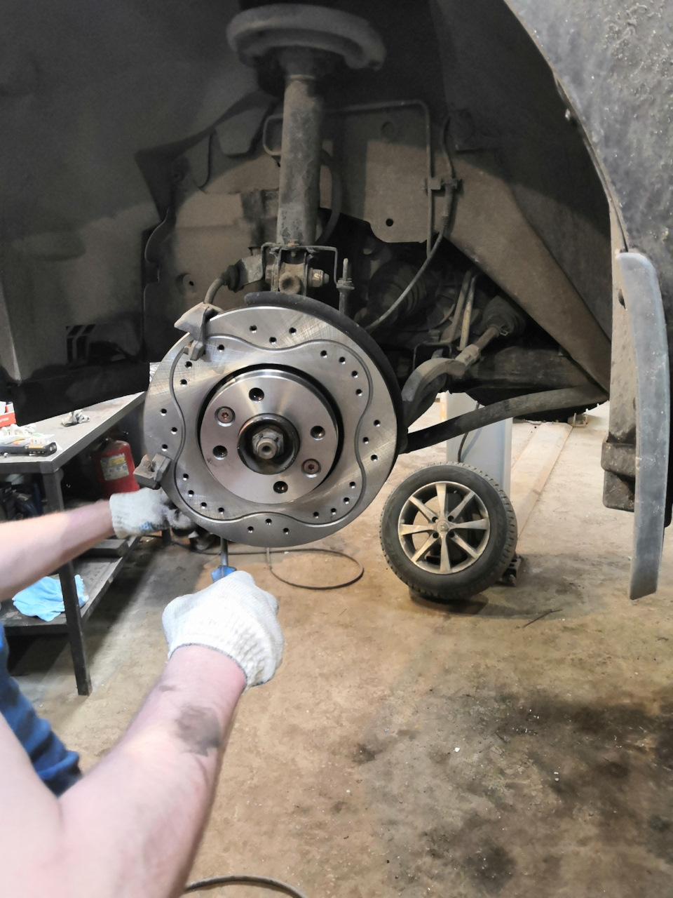 Заменил тормозные передние диски и колодки + свечи зажигания — Lada ...