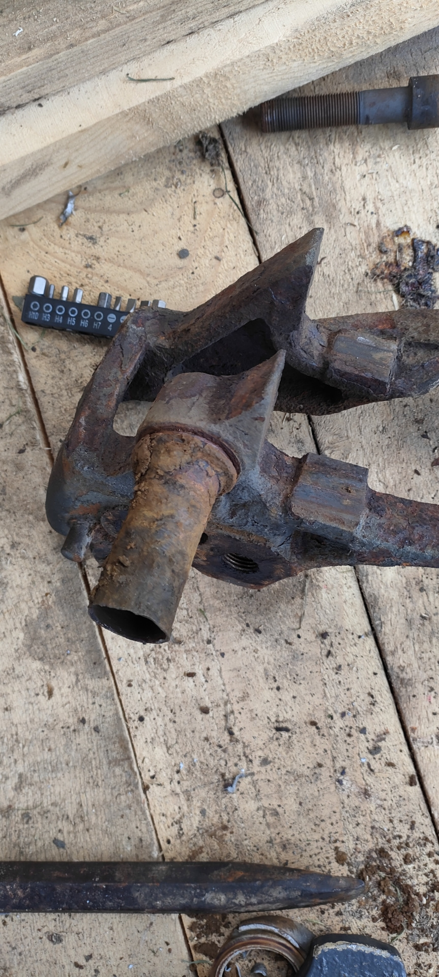 Замена заднего левого датчика АБС и замена направляющих на суппорте ...