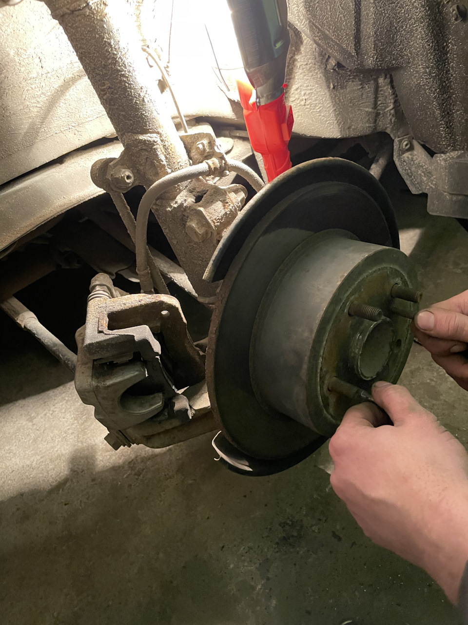 Замена сломанной шпильки — Toyota Camry (XV50), 2,5 л, 2012 года ...