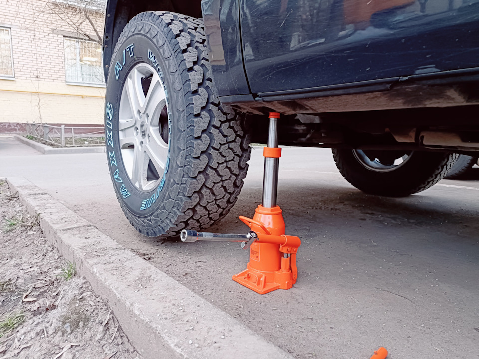 Легкий подъем и спуск авто. Ручка составная, но не очень удобная — использую удлинитель из набора инструмента — Suzuki Grand Vitara (2G)