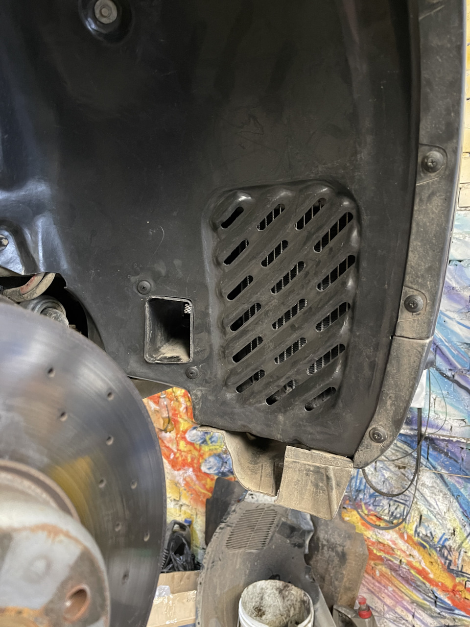 Есть два вида подкрылков. У меня был штатно другой с мелкой сеткой. Надеюсь что этот, с крупными отверстиями будет меньше давать грязи на радиаторе. Если это не так, поставлю решетку от систем вентиляции — BMW X4 (F26)