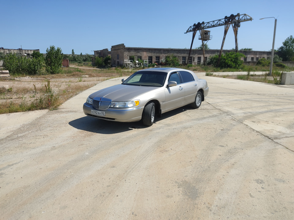 Фото в бортжурнале Lincoln Town Car III