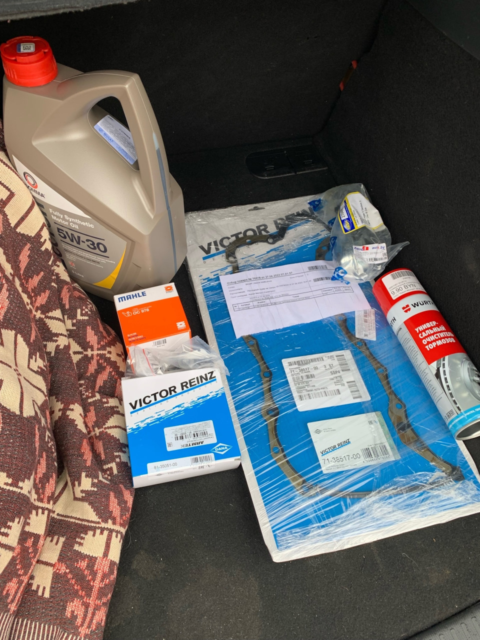 Масло COMMA ECR5L Фильтр MAHLE ORIGINAL OC 978 Пробка RENAULT 7703075348 Уплотнительное кольцо SASIC 1640540 — Renault Clio IV. Запчасти на фото: ECR5L, OC978, 7703075348, 1640540, 813505100, 713851700