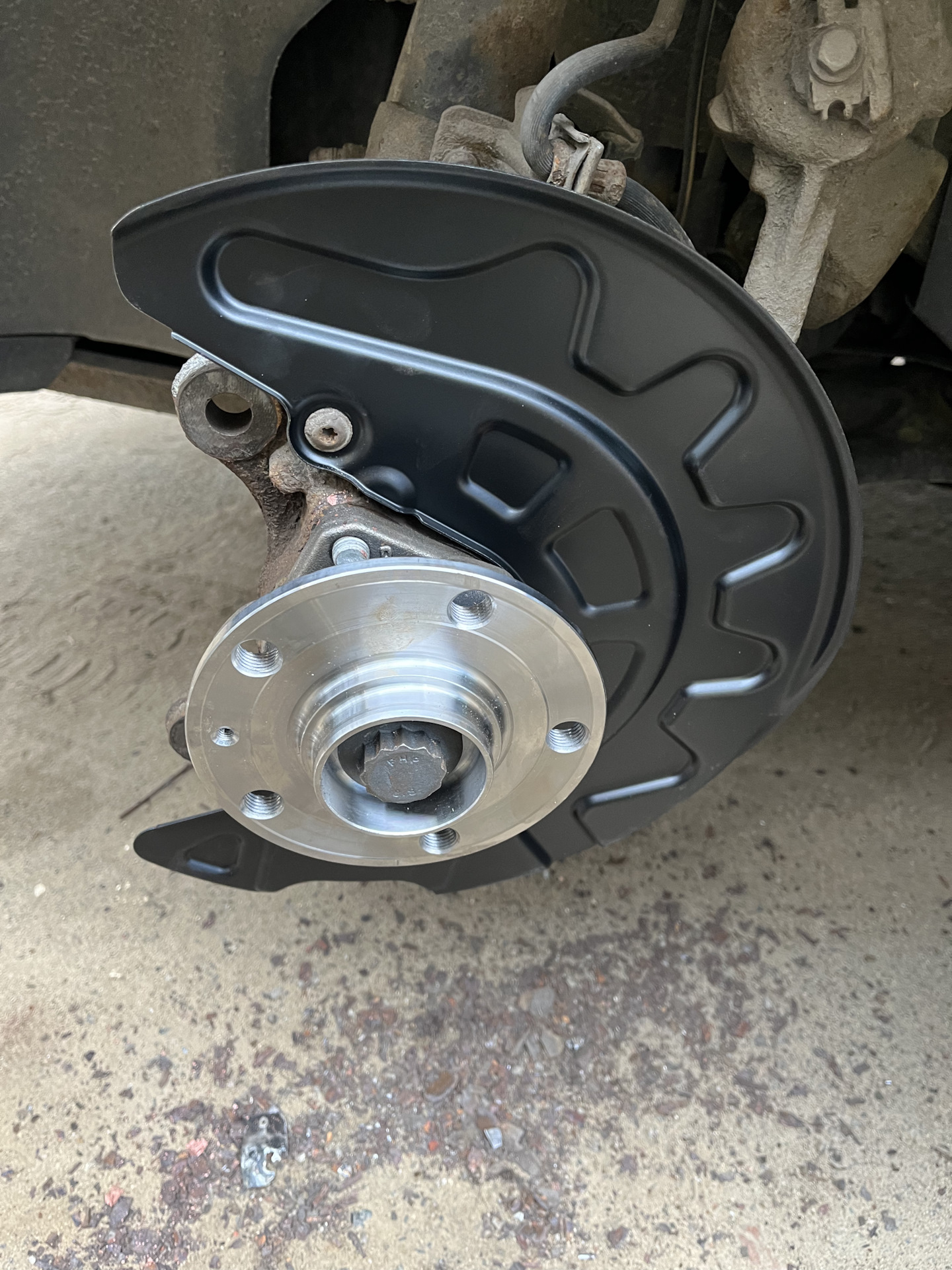 Передний ступичный подшипник и щиток тормозного диска — Skoda Octavia ...