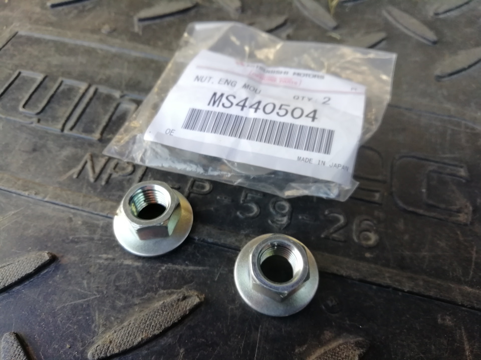 Гайки для стоек — Mitsubishi Lancer X. Запчасти на фото: MS440504