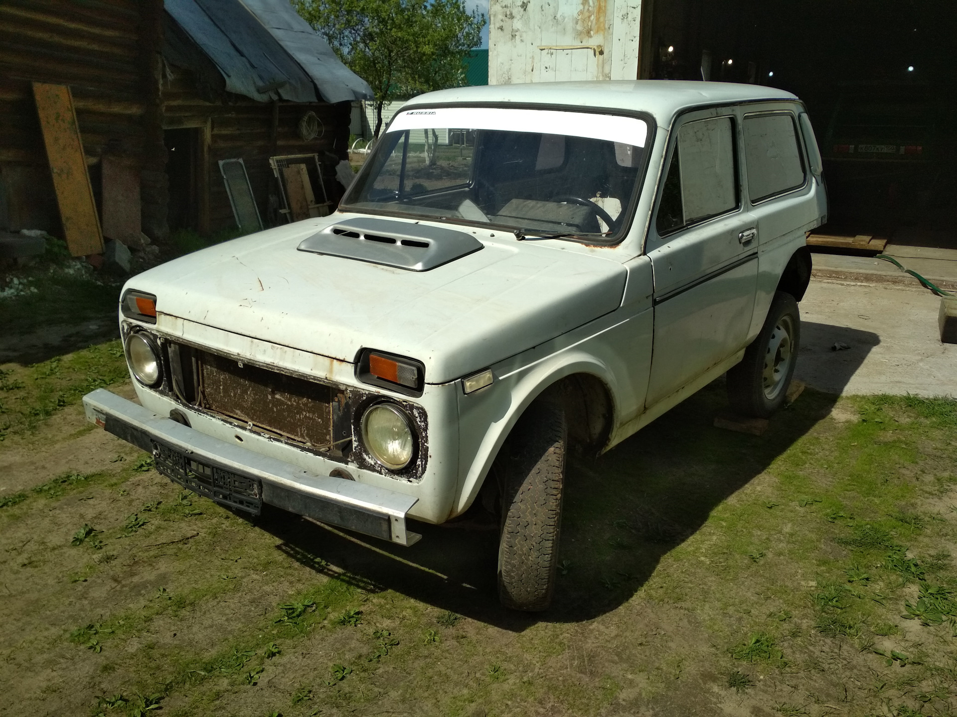 Нива 20 года. Нива r20. Бежевая Нива два цвета.