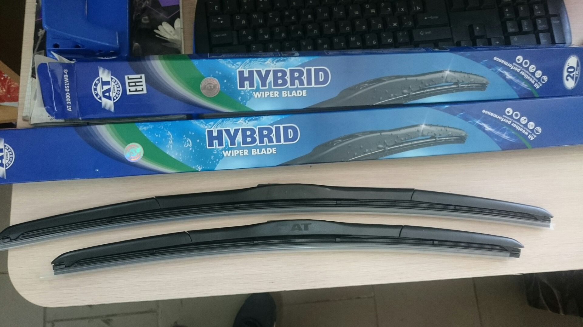 Hybrid wiper blades