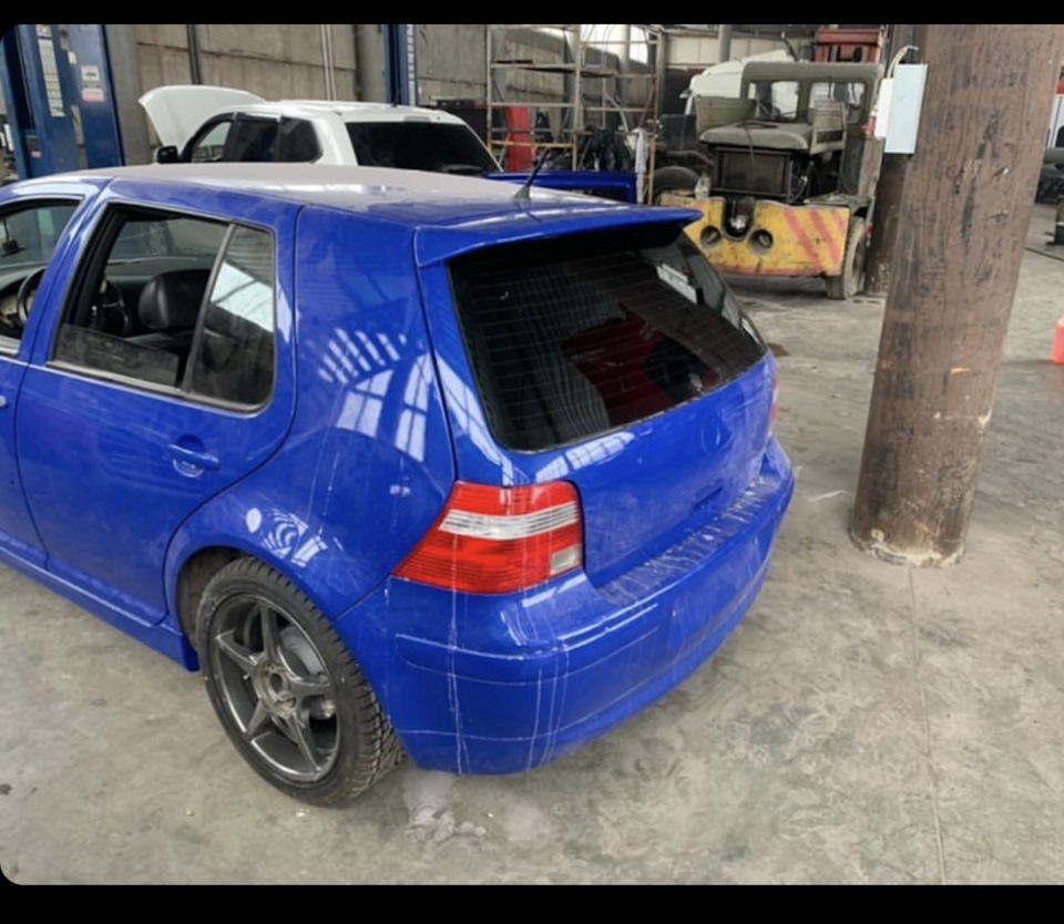 Теперь без скотча вид спойлера и порогов — Volkswagen Golf Mk4, 2,8 л