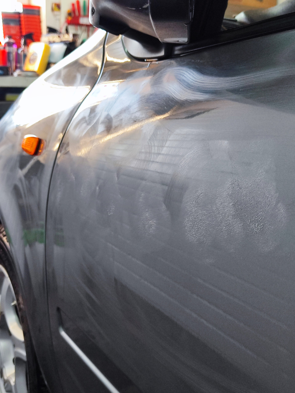 Нанесение воска на одну из боковых частей автомобиля — Lada Калина Универсал (1G)