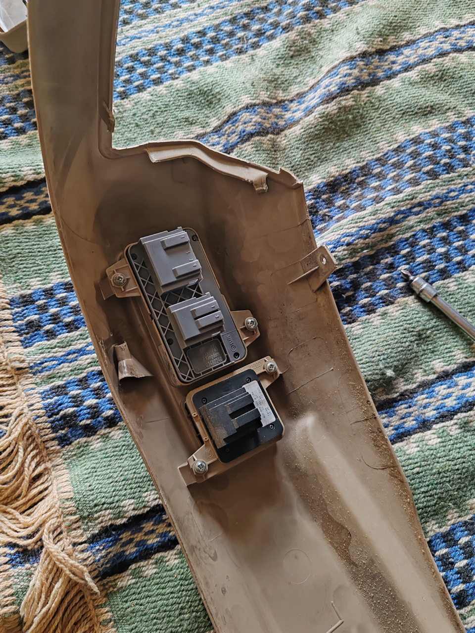 откручивем 2 винтика для снятия блока кнопок — Audi A6 Avant (C5)