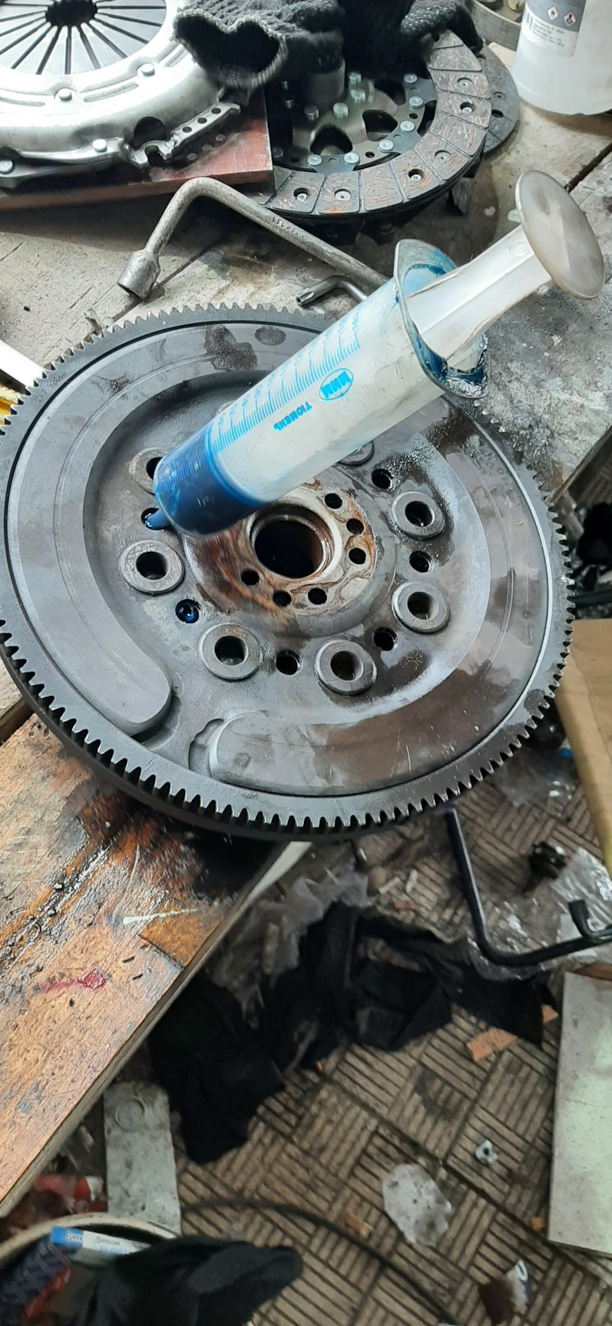 Набивка смазкой двухмассового маховика — Citroen C4 Picasso (1G), 1,6 л ...