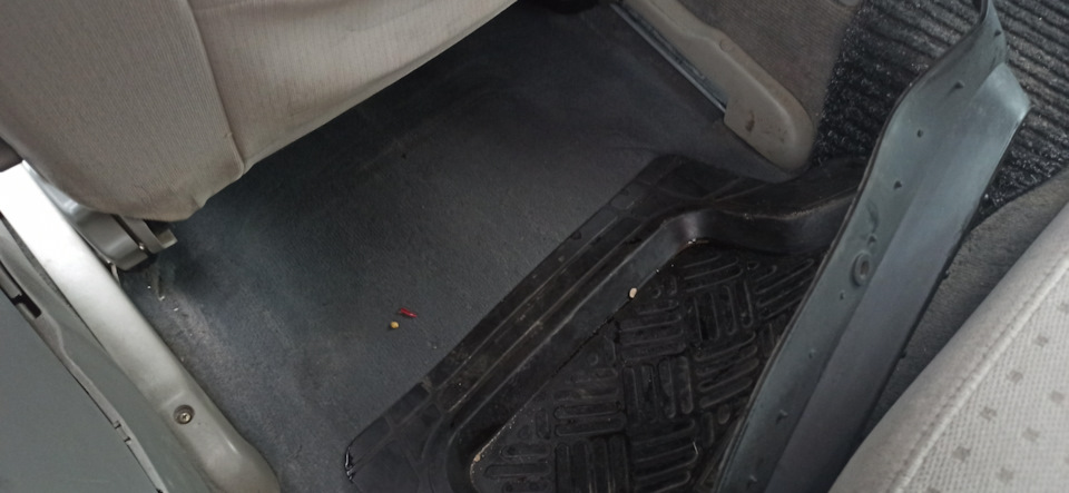 Название мокрый коврик не просто так) — Volkswagen Passat B5, 1,8 л ...