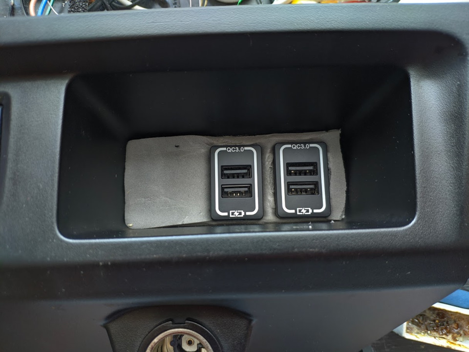 Вставляем и фиксируем штатными защёлками — Lada XRAY