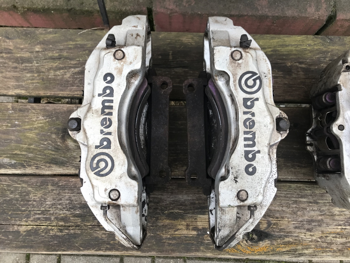 Суппорта стоит. Тормоза Инфинити fx37 BREMBO. Брембо передние тормоза на Инфинити ФХ 35. Суппорта Брембо на Инфинити фх35. Инфинити FX FX s51 Брембо передние колодки.