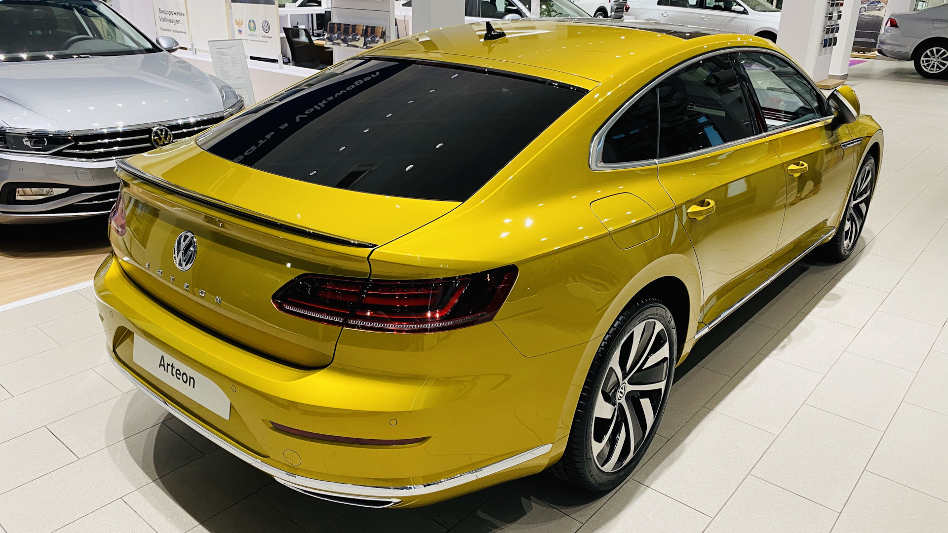 Volkswagen arteon 2.0. Фольксваген золотой.