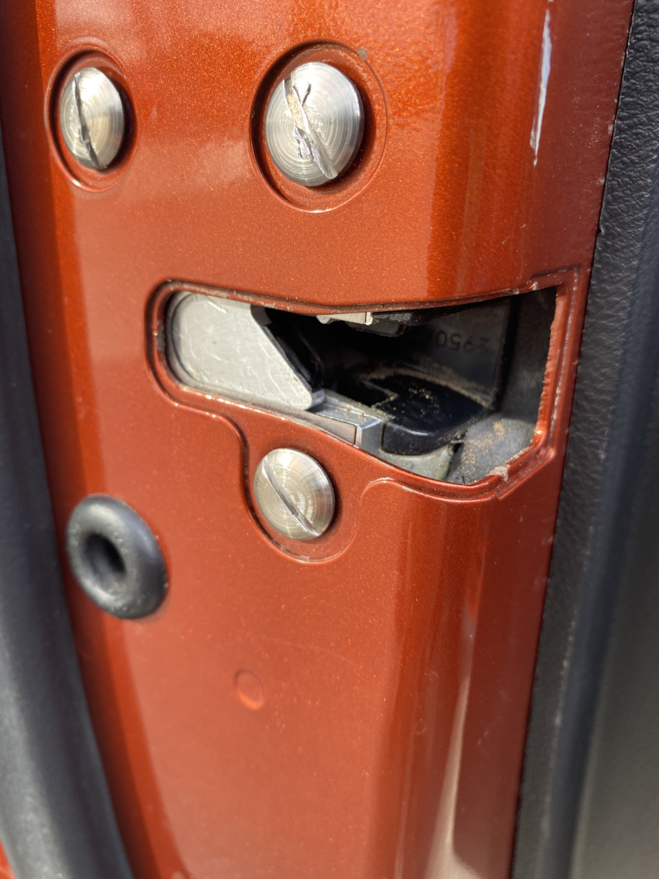 Установка доводчиков дверей — Dodge Challenger,