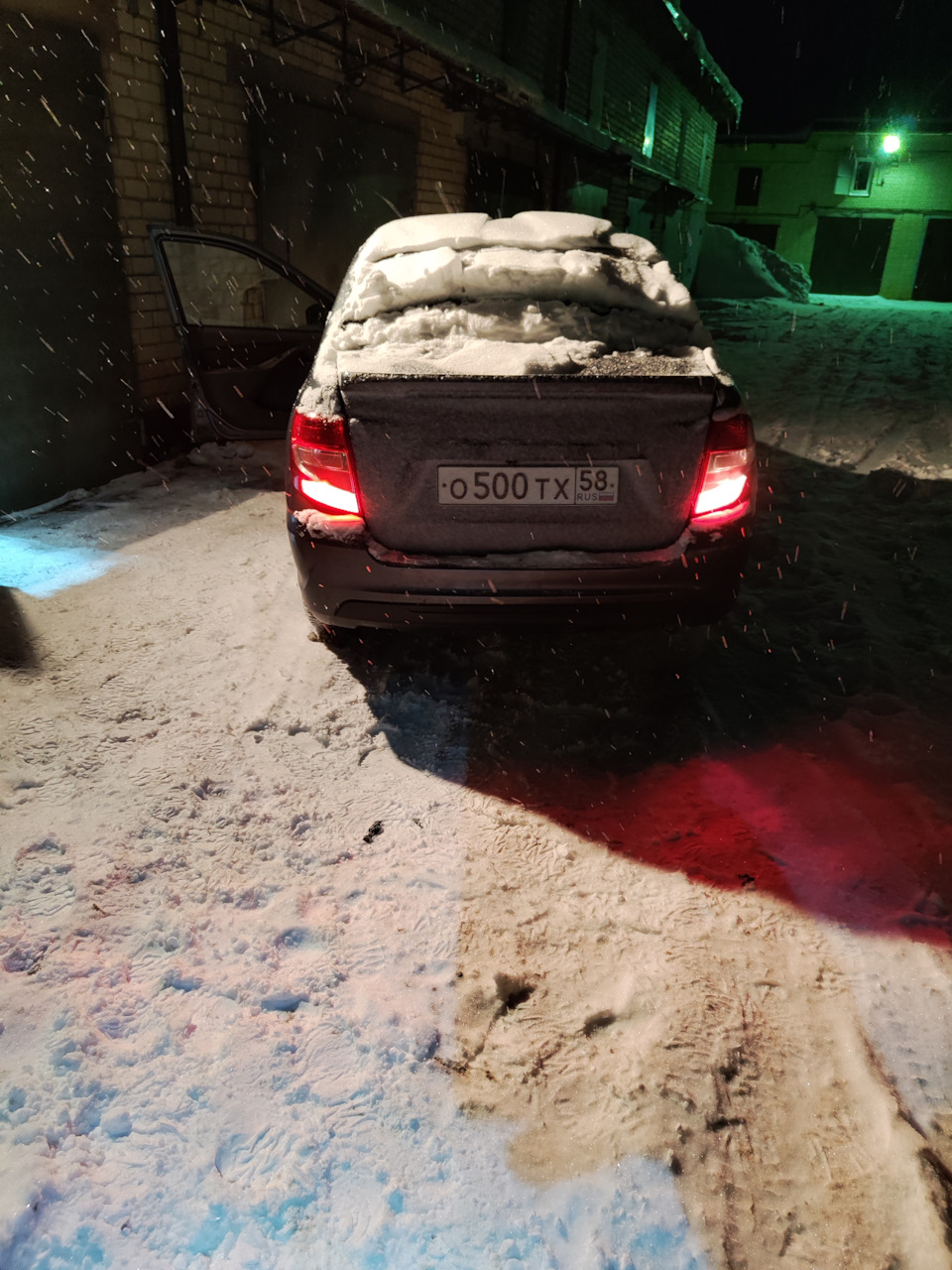 Движение авто задним ходом. Вождение автомобиля. Движение задним ходом с прицепом на легковом автомобиле. Движение задним ходом. Сдавая задним ходом.