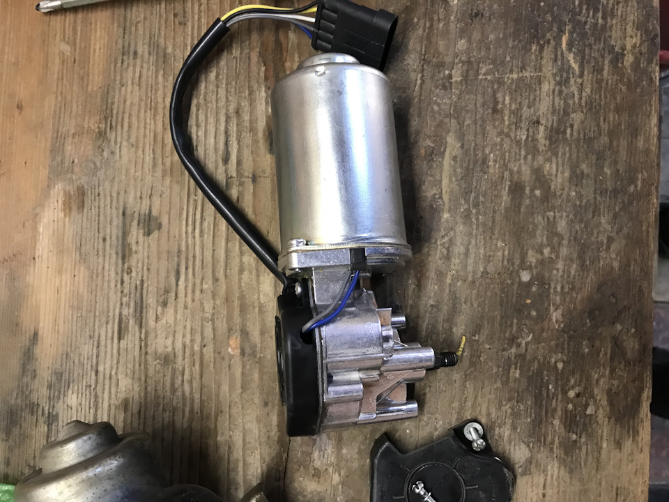 Замена моторедуктора дворников — Lada Приора хэтчбек, 1,6 л, 2012 года ...