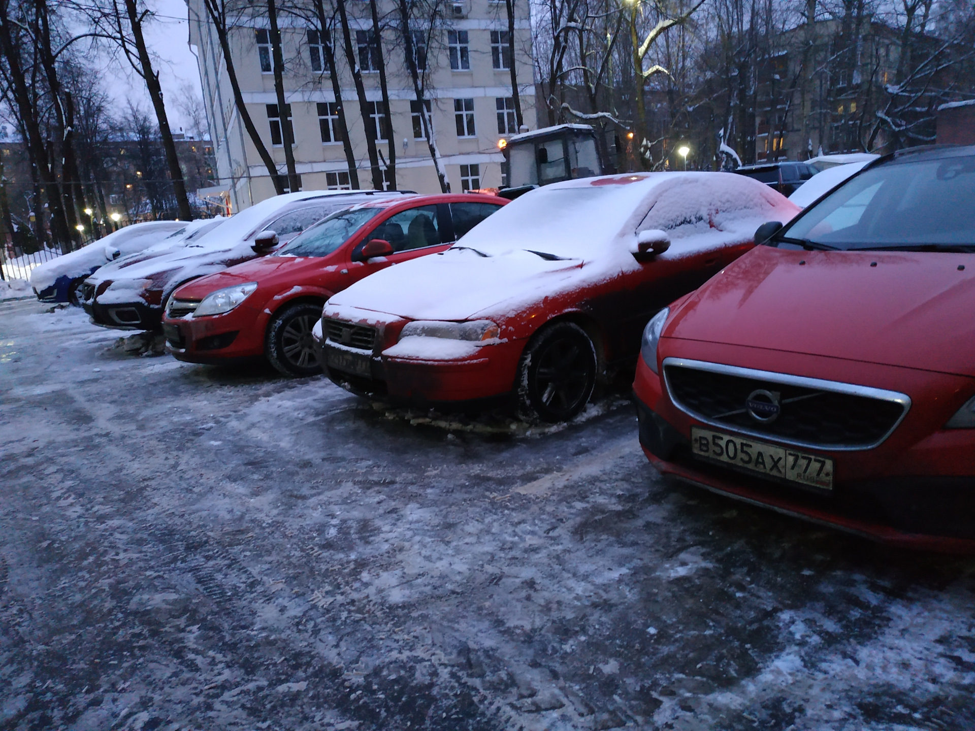 Где красненькая. Парковка красных машин. Красная машина обычная. Много красных машин. Три красные машины.