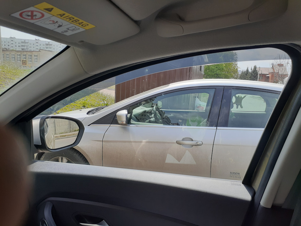 Обзор в боковое зеркало заднего вида не закрыт. Цвет дефлектора на просвет — приятный — Renault Duster (2G)