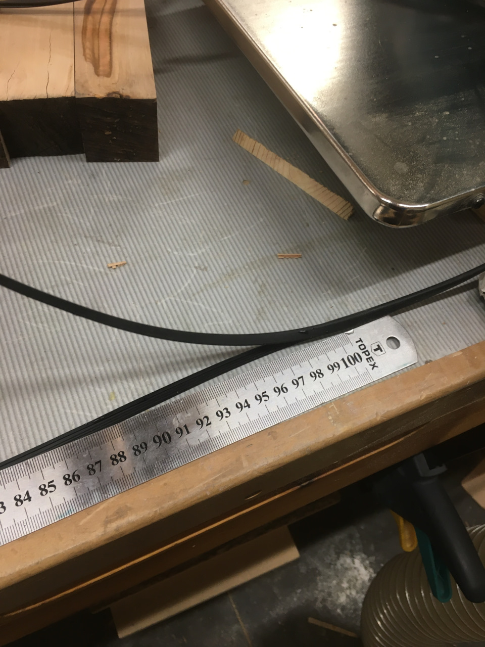 Надел на торец линейки и смоченным в воде канцелярским ножом срезал верхнюю половинку, при этом линейку зажимал к столу струбцинами. — Toyota Crown (S120)