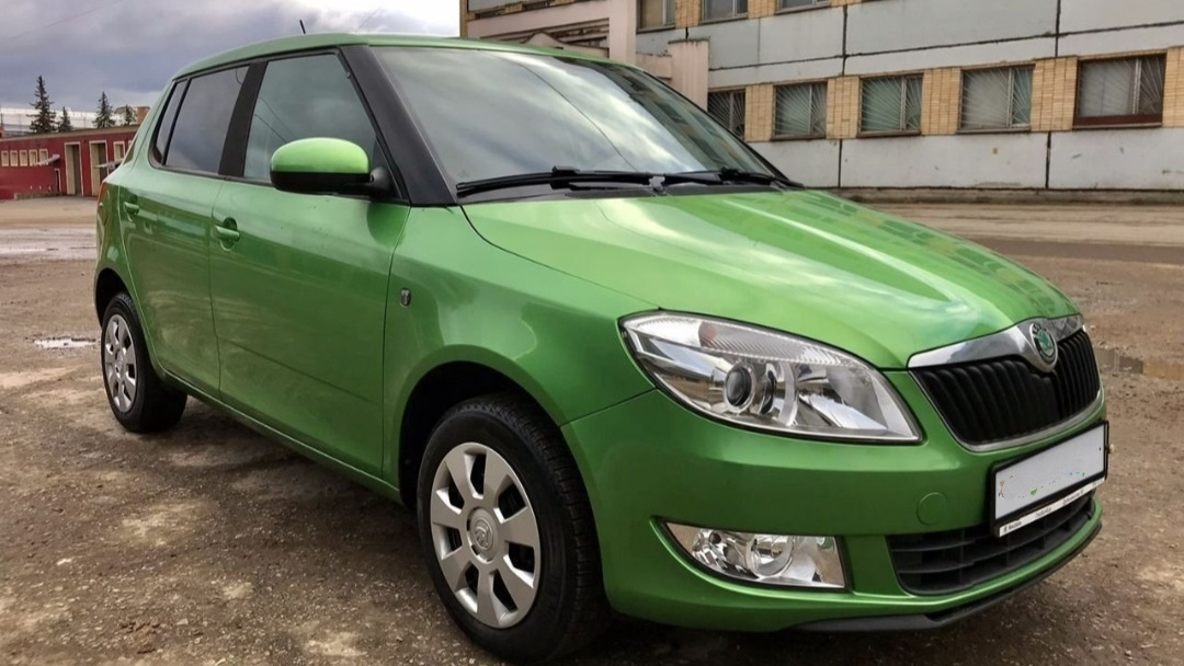 Skoda Fabia зеленая