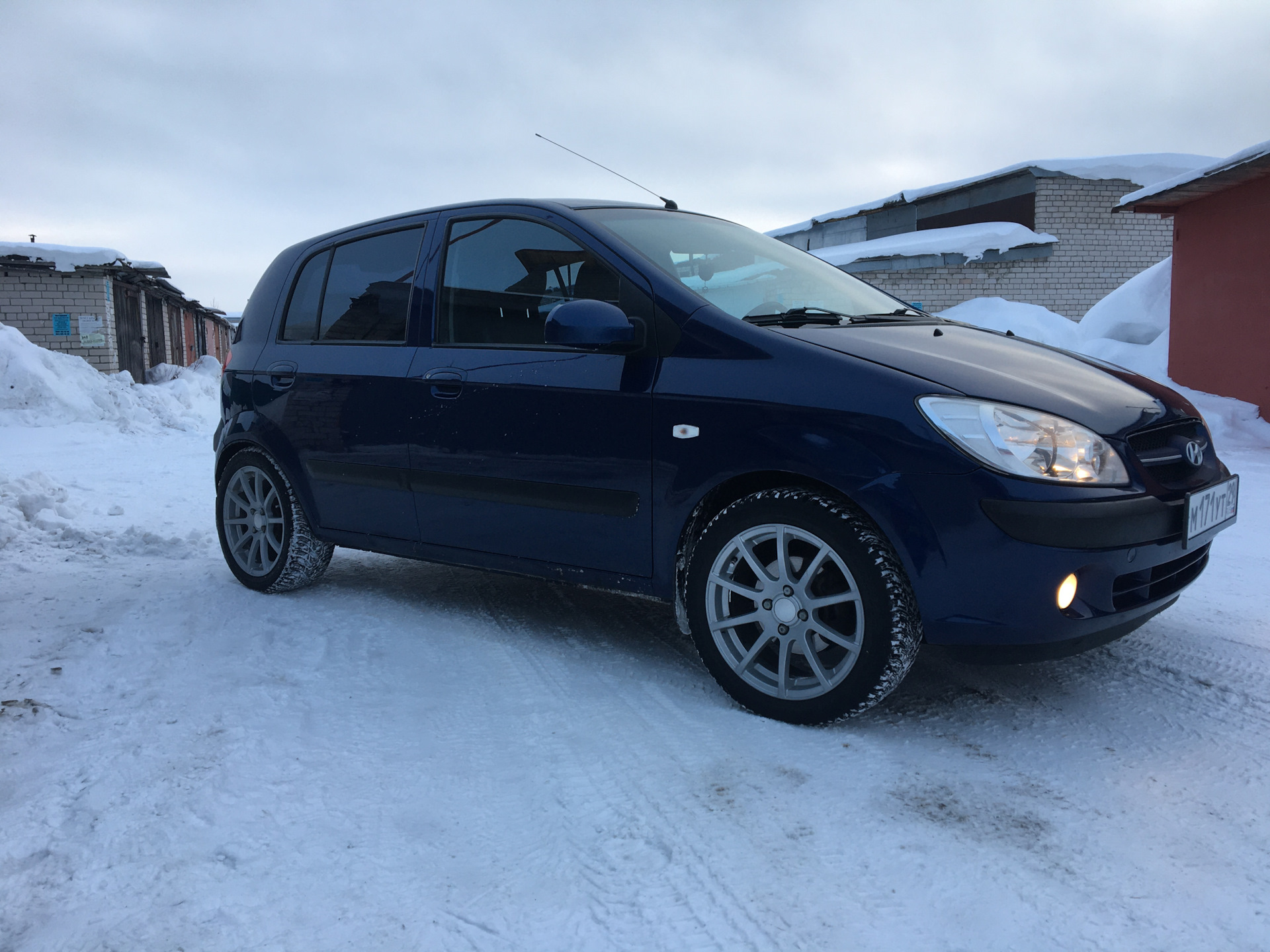 Заменил опорные резинки задних амортизаторов. — Hyundai Getz, 1,4 л ...
