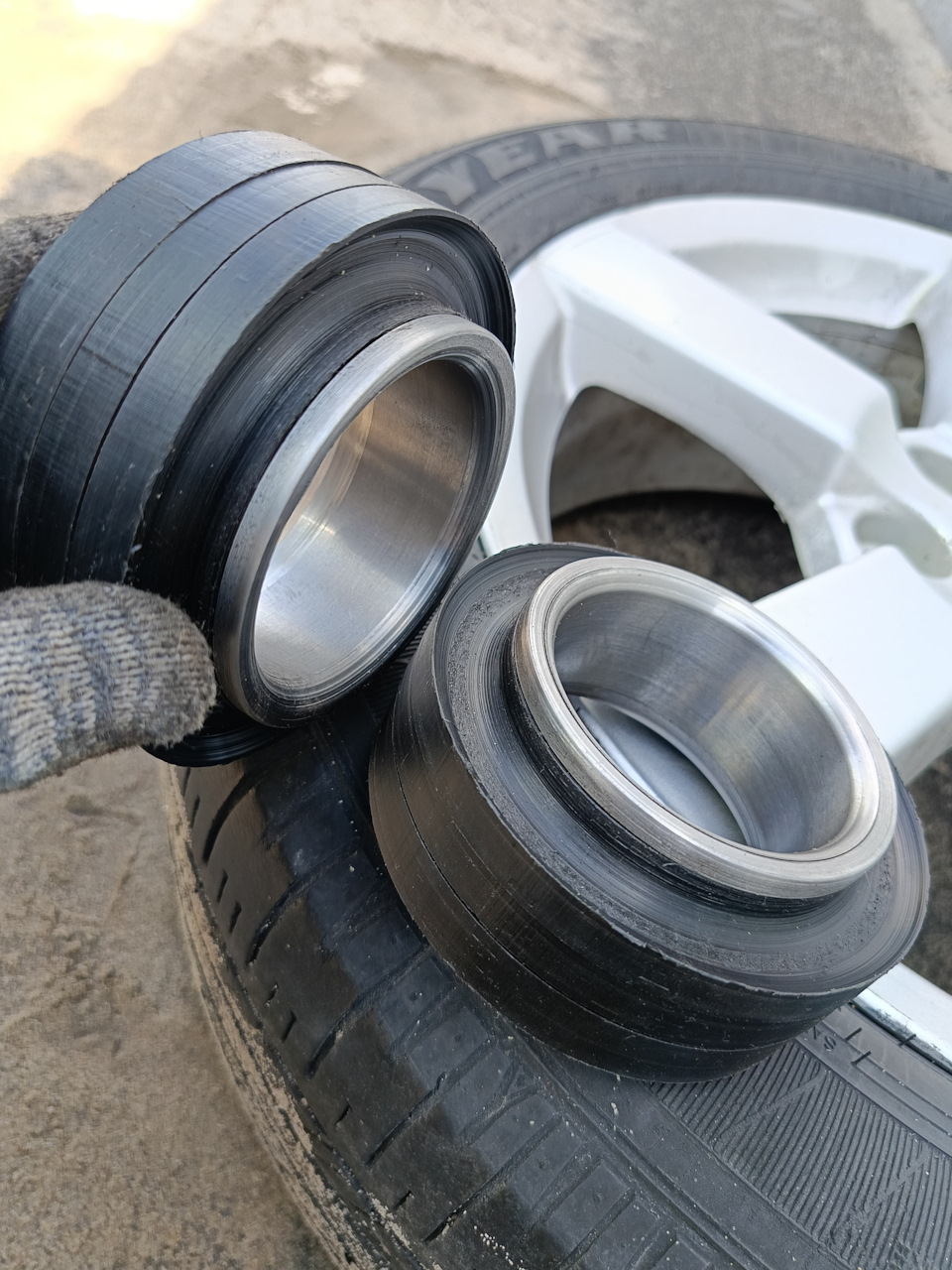 Проставки мне выточили из какого-то твердого пластика собрали из трех частей т.к цельного куска не было внутрь вставили втулку и расточили под размер. — Mitsubishi Outlander XL