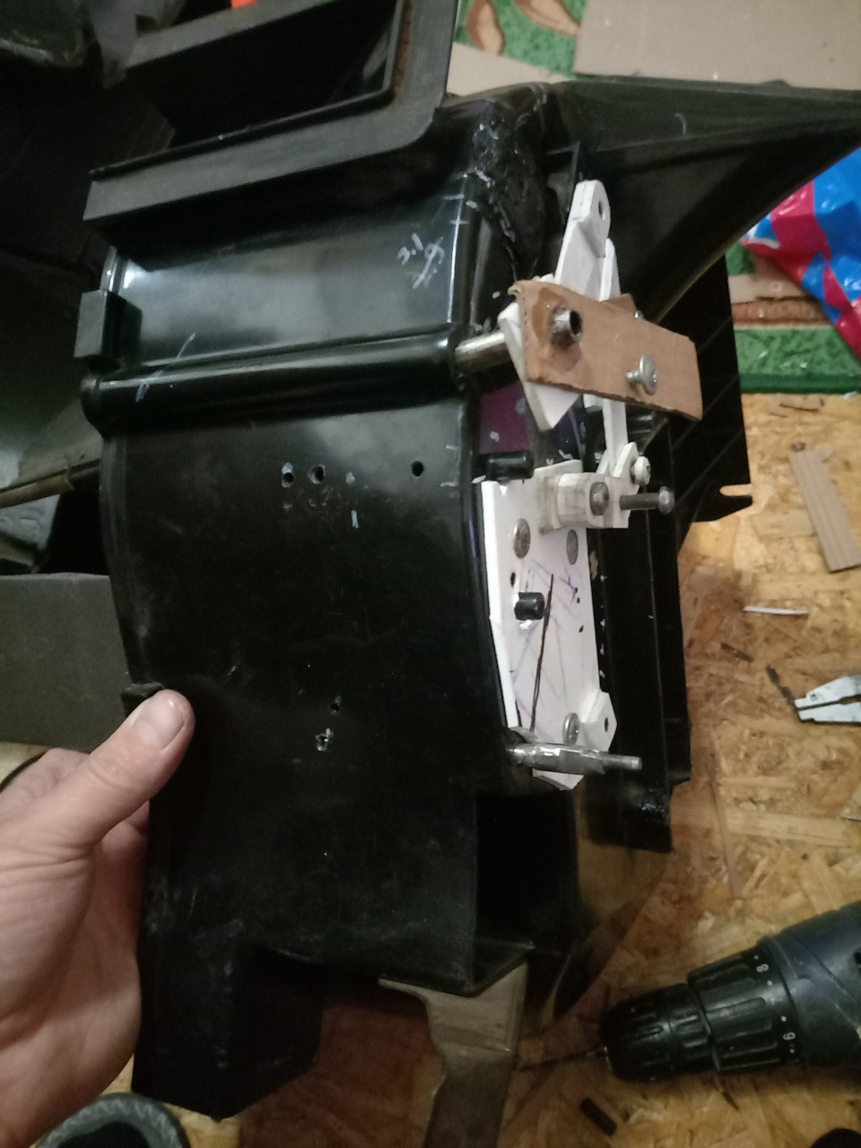 Новая дырка в корпусе печки из которой торчит палка заслонки. Так же виден макет рычага заслонки грудь/ноги — Lada 2120 Надежда