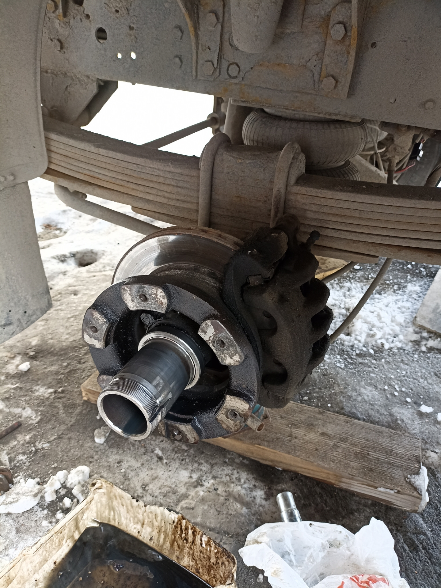 Замена сальника ступицы — Iveco Daily (4G), 3 л, 2011 года | просто так ...