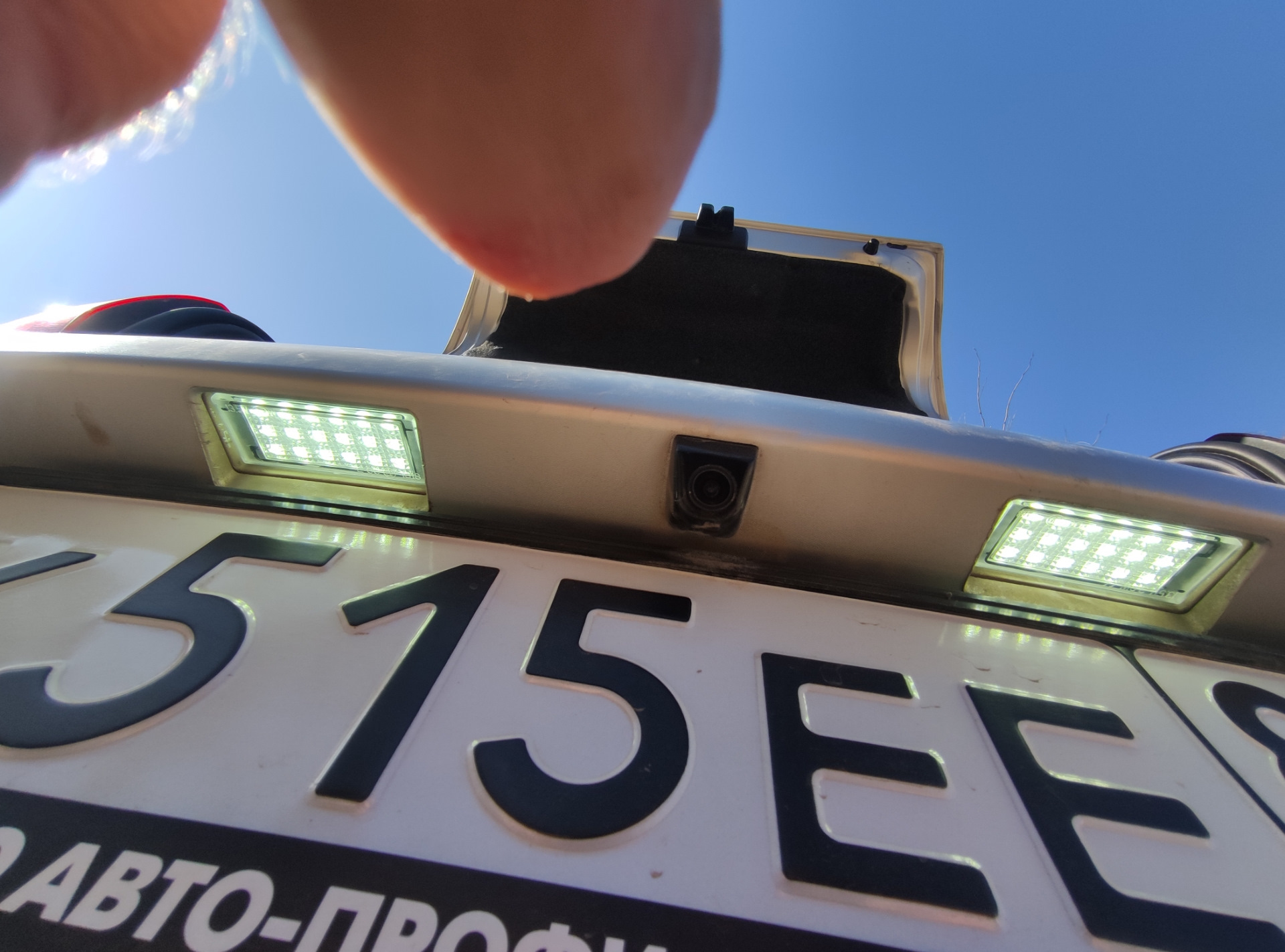 Замена подсветки номера — Renault Megane II, 1,6 л, 2008 года | тюнинг ...