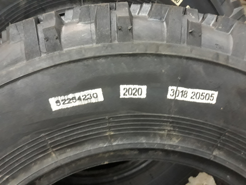 Safari 530 на ниву. JcAAAgAIiuA 960. Safari 530 на ниву фото. Safari 530 на ниву-JcAAAgAIiuA 960. картинка Safari 530 на ниву. картинка JcAAAgAIiuA 960. Всем привет))Ну что сказать?, не знаю, не выдержала в общем душа поэта)) не смог я дольше ездить на той резине, которая досталась. Зимняя Таганка 2005 года в размере 205/70 — мечта любого нивавода.))) Думал я думал про резину, думал думал. Б/у мад-террейн, нафиг она нужна, кончится за сезон, денег просят конских, зимой никакая. В следующем году будешь другую покупать, а перед следующей зимой еще и волосы будешь драть на одном месте, в поисках зимней резины. Комплекты типа всесезонок, которые из разряда Кама флэйм, Кама 219 и прочее похожее что то как то неадекватно стоит б/у, а новые такие морально не куплю. Выкинуть деньги не понятно за что. Сугубо мое мнение, никому не навязываю. В общем мозговал мозговал и решил психануть, купить все таки Forward safari 530.