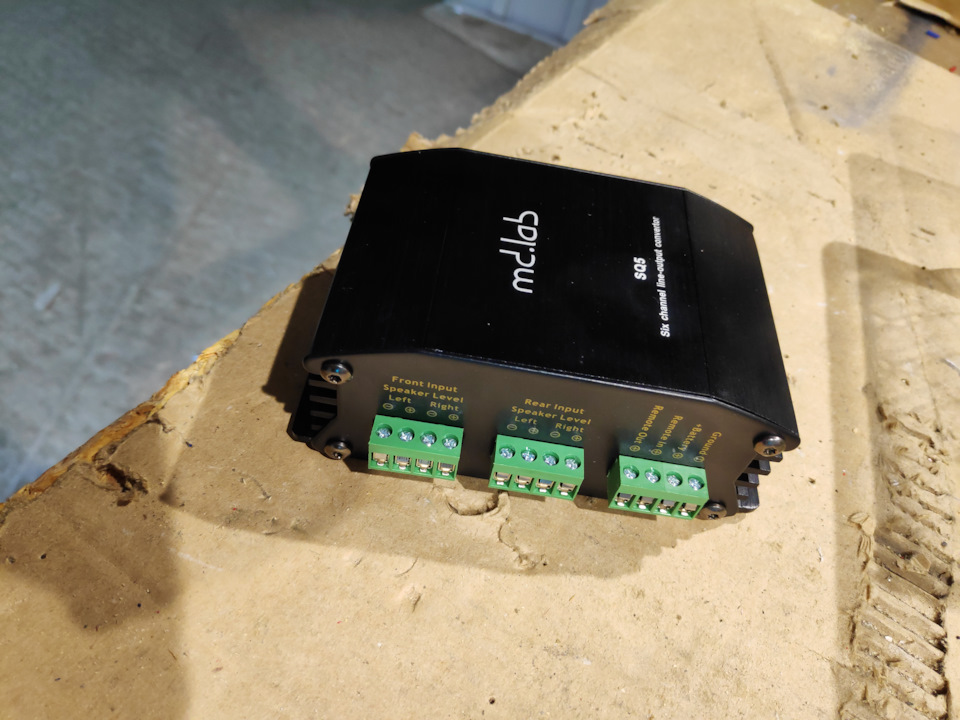 Выглядит как обычный усилитель, но маленького размера. — Lincoln Town Car I