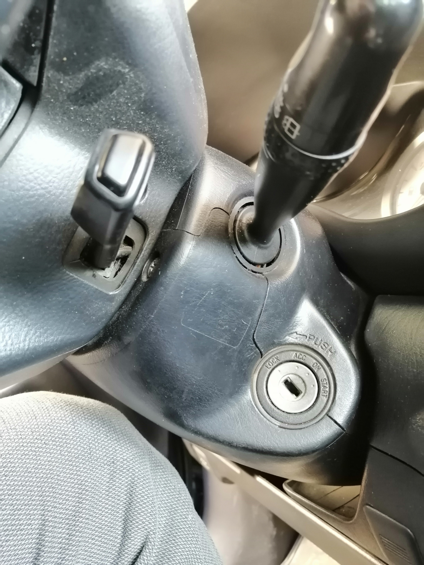 Отпал провод круиз контроля от разъёма. Тойота рав 4 круиз контроль. Установка круиз рав 4. Рычаг круиз контроля рав 4. Установка круиз рав 4.