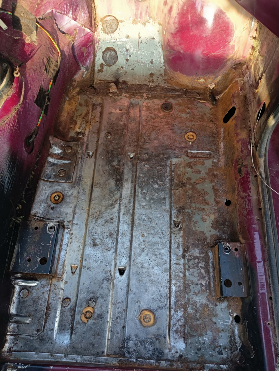 Зачистка поверхности металла. Зачистка металла от ржавчины. Зачистка от ржавчины. Зачистка металла шлифмашинкой от ржавчины. Полирование металлов.