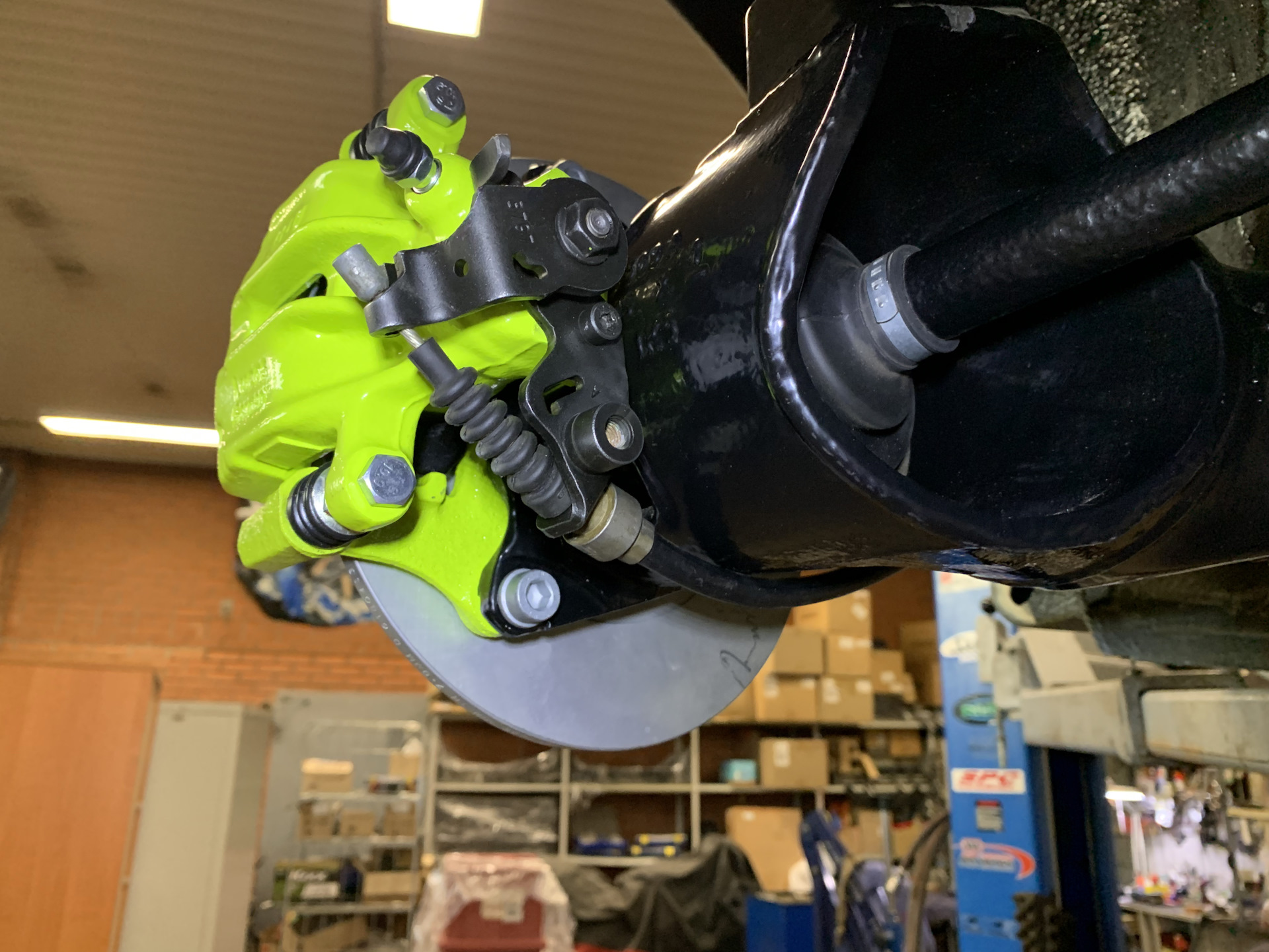 Часть тридцать вторая, тормоза опять. Плюс установка тросиков ручника и ...