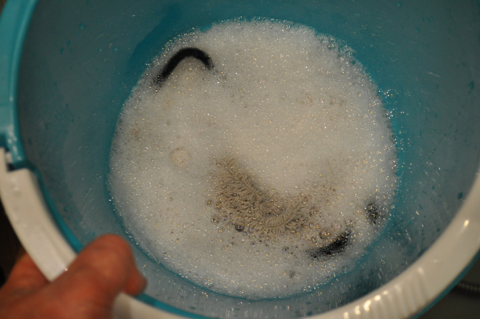 в какой воде нужно стирать. рекомендации по уходу за одеждой. при какой температуре стирать одежду. как стирать шерсть. стирать белье.