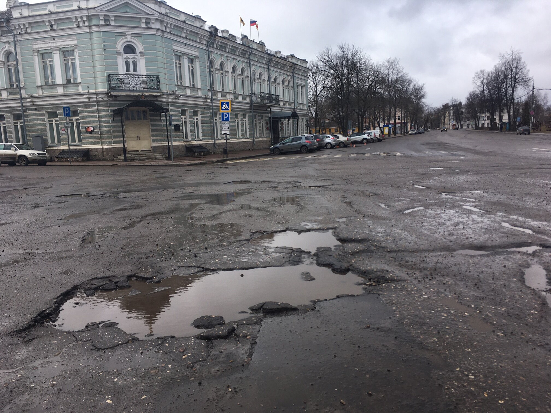 Дороги 21 век. Углич дороги. Разбитая дорога в Углич. Дорога в Углич. Дороги в городе Углич.