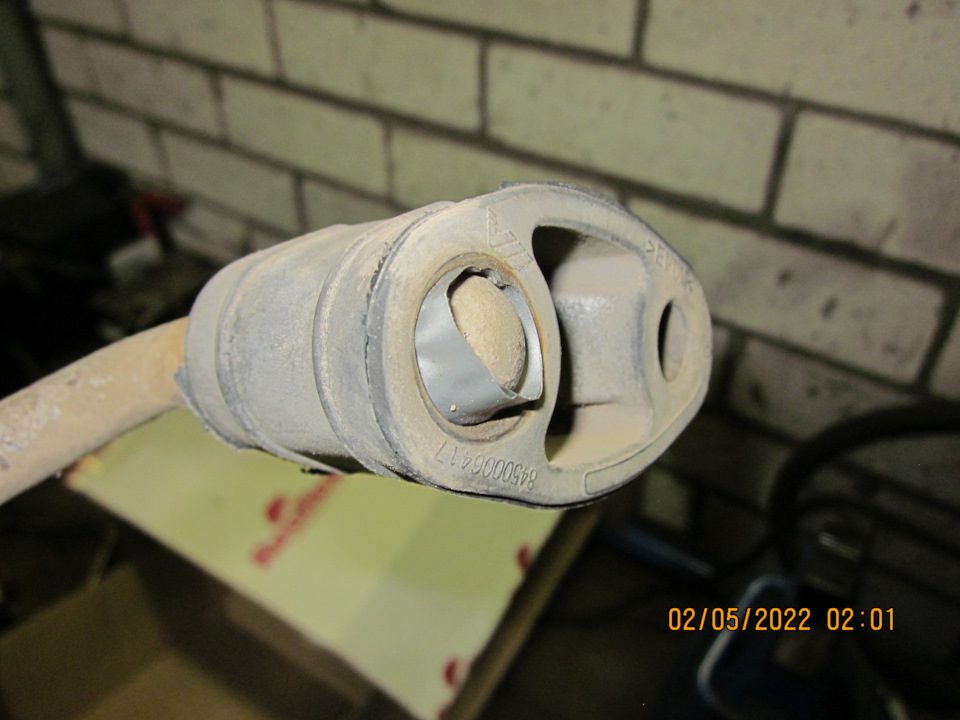 Лайфхак по стягиванию пряника с подвеса: обматываем изолентой или сантехническим скотчем и сдёргиваем — Lada Vesta SW (1G). Запчасти на фото: 05202202, 8450006417