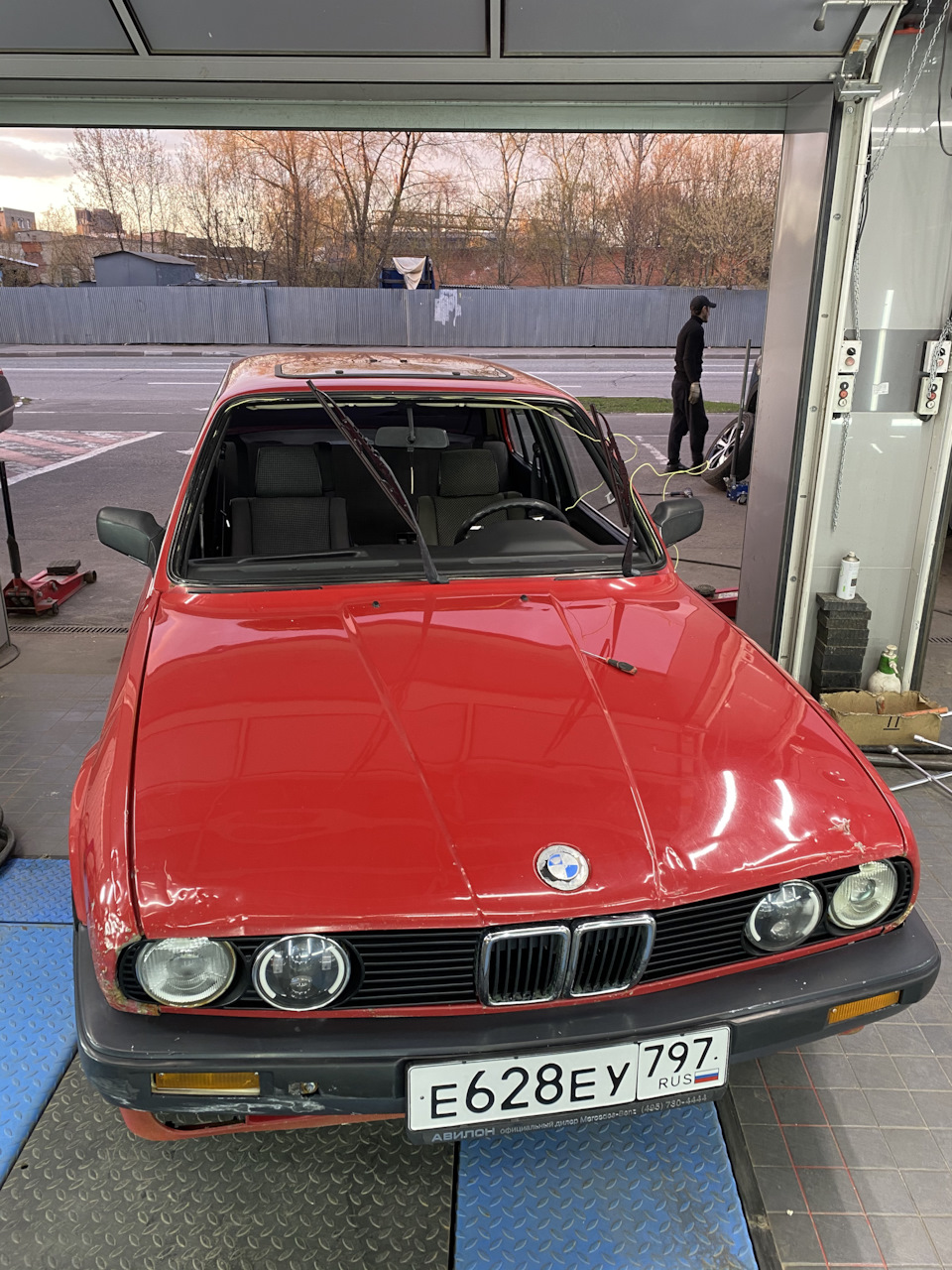 Замена лобового стекла — BMW 3 series (E30), 1,6 л, 1988 года | просто ...