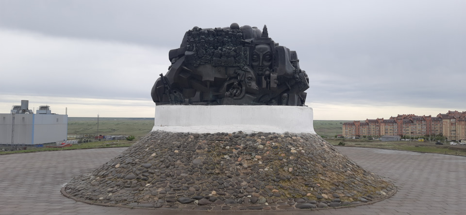 Под памятником заложена капсула с землёй из мест, куда были сосланы калмыки. На самом памятнике изображены многочисленные символы и образы: овечка, являющаяся символом терпеливости и кротости, плачет над поверженным ребёнком; мечи и штыки означают насилие; авалокитешвара (Будда сострадания), которая сострадает народу; его же (будду), которого окружают злые духи. — Jeep Cherokee (KL)