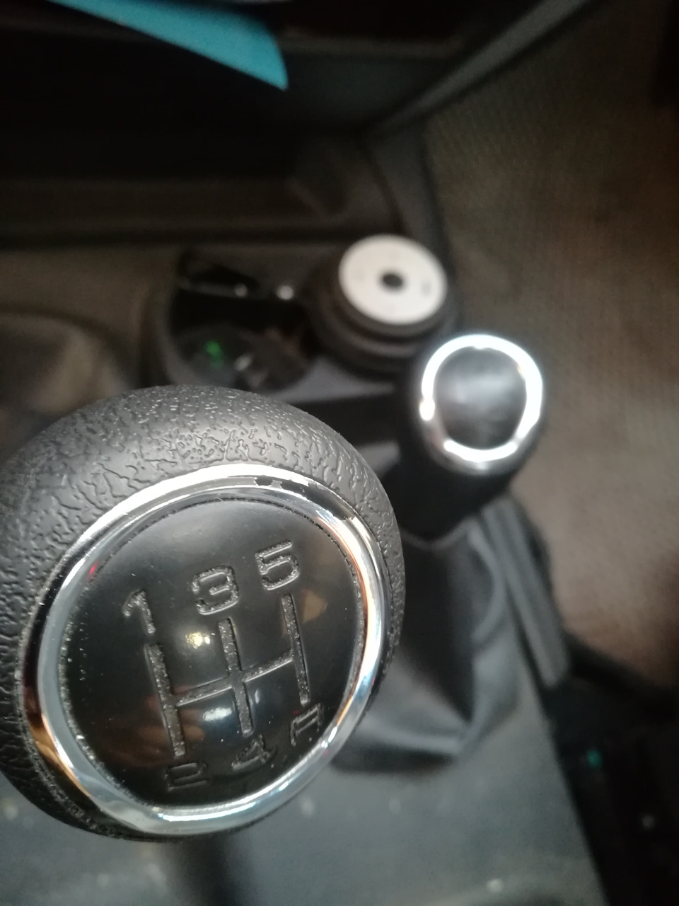 облез хром с ручке кпп. — УАЗ Patriot, 2,7 л, 2018 года | наблюдение ...